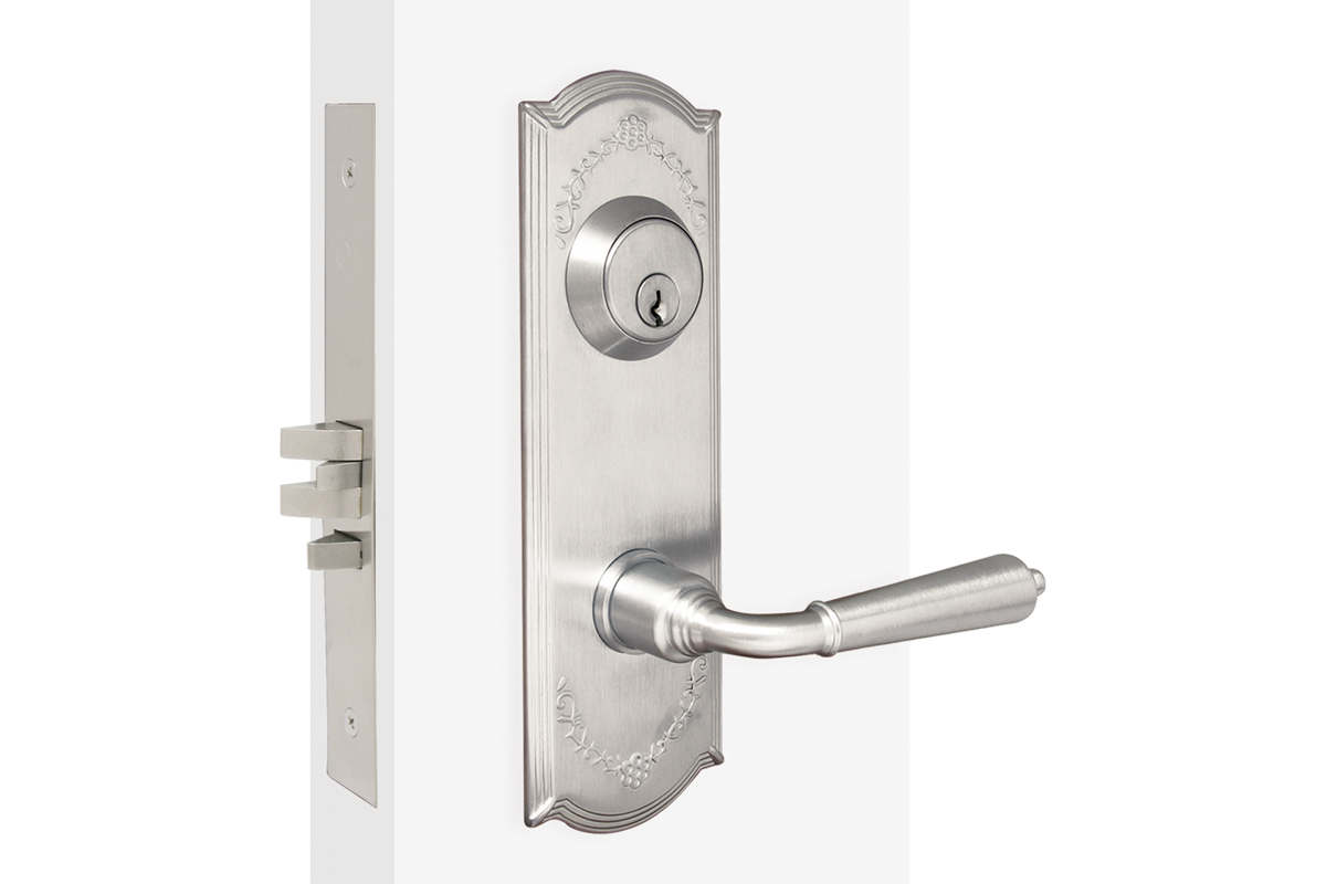 This lock is designed with rounded curves at the top with flat edges on the side. The lever is rounded at the tip and becomes narrow at the stem before getting wider once again. This trim is meant to mimic a vintage look.